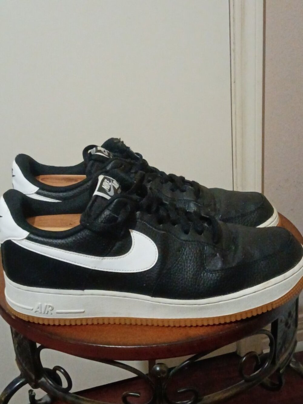 Nike Air Force 1 Low Shoes Mens Size 11.5 Black Leather Comfort Walking Sneakers